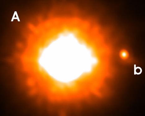 Planeten (b) syns till h�ger om GQ Lup (a).