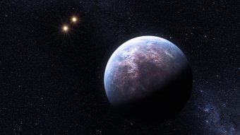 Artistbild ver en av planeterna i trippelsystemet Gliese 66.