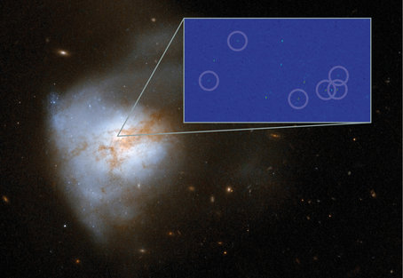 Galaxen Arp 220 (stora bilden, tagen med Hubbleteleskopet) samt ngra av dess nyupptckta supernovor (lilla bilden, tagen med Global VLBI). Bredden p lilla bilden r 250 ljusr