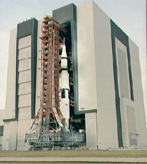 Apollo 14 håller på att lämna VAB.