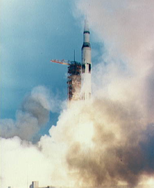 Apollo 9 lyfter från komplex 39A på Kennedy Space Center.