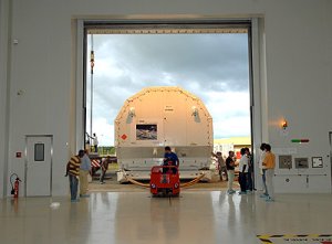 Jules Verne krs in i en hangar i Kourou, Franska Guyana.