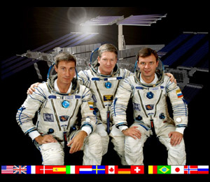 ISS-besttning 1. William M. (Bill) Shepherd (mitten), Yuri P. Gidzenko (hger) och Sergei K. Krikalev(vnster).