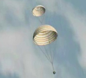 Bild som visar när Soyuzkapseln vecklar ut sin andra fallskärm.