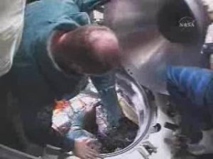 Luckan är öppen och Soyuzbesättningen flyter över till ISS.