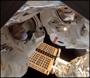 Malenchenko och Whitson under rymdpromenaden den 9 november.