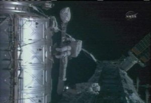 Whitson och Tani syns hr arbeta med den 56 meter lnga rrkonstruktion som r en del av ISS kylsystem.
