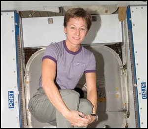 Peggy Whitson har tillbringat totalt ett r ombord p ISS (besttning 5 och 16).