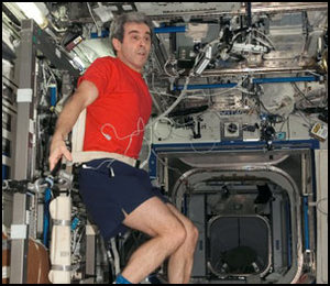 Leopold Eyharts trnar ombord p ISS.