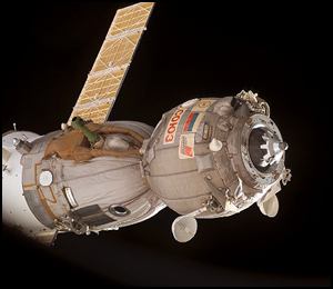 Soyuz TMA-11 strax efter utdockningen frn ISS i lrdags. Till vnster syns landningskapseln.