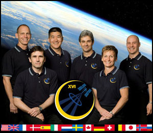 ISS-besttning 16. frmre raden frn hger: Peggy Whitson, Yuri Malenchenko. Bakre raden frn vnster: Clay Anderson, Dan Tani, Leopold Eyharts, Garrett Reisman.