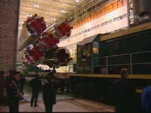 Soyuz TMA-13 p vg ut frn monteringshallen: