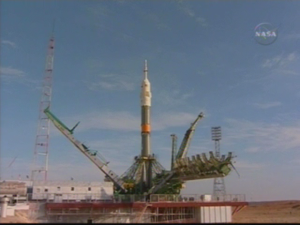 Soyuz TMA-13 p startplattan med serviceplattformarna p vg upp.