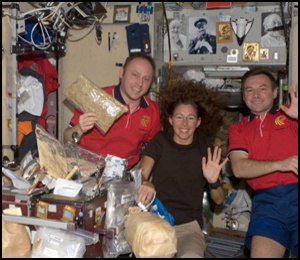 Michael Fincke, Sandra Magnus och Yury Lonchakov den 25 december 2008.