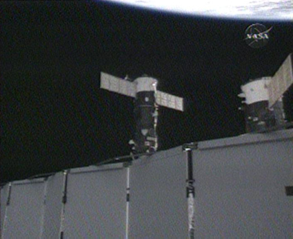Progress 32, mitten, syns har dockad med ISS