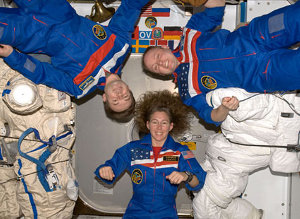 Michael Fincke (till hger), Sandra Magnus och Yury Lonchakov ombord p ISS. Notera den svenska flaggan i bakgrunden.