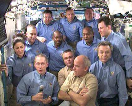 Besttningarna samlade ombord p ISS infr beflsbytet.