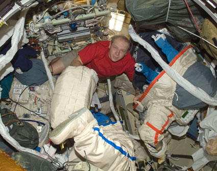 Oleg Kotov tillsammans med sin rymddrkt.