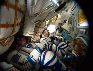 Oleg Kotov och Soichi Noguchi ombord p Soyuzkapseln.