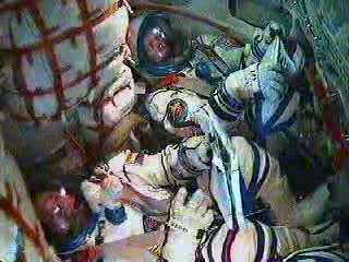 Ombord p Soyuz TMA-19 under uppskjutningen.