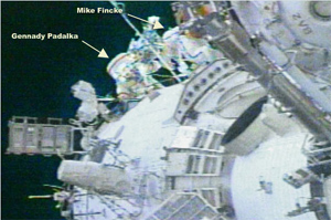 ISS besättning 9 är ute på en rymdpromenad i augusti förra året. 