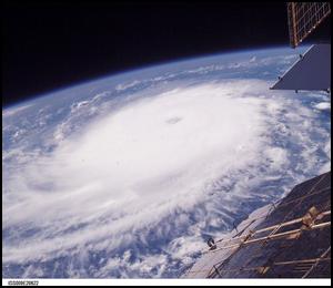 En orkan fotograferad av besättning 9.