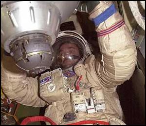 Rysk kosmonaut p vg ut p rymdpromenad.