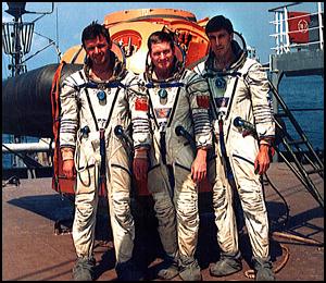 Den första permanenta besättningen ombord. William M. Shepherd, Yuri Pavlovich Gidzenko och Sergei Konstantinovich Krikalev.