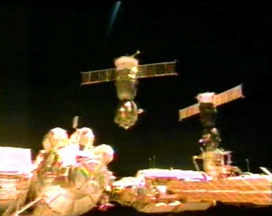 En Soyuzkapsel strax innan dockning (en dockad progresskapsel syns till höger).