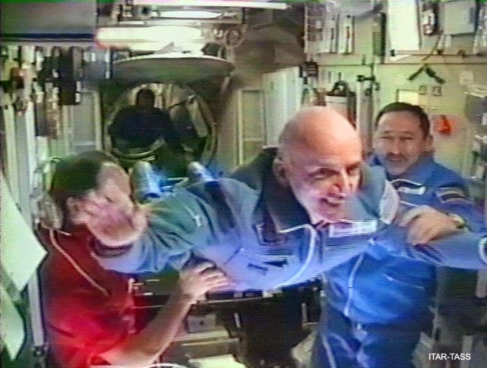 Tito, den första rymdturisten, besökte ISS under besättning 2s pass.