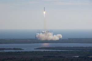Frsta uppskjutningen av en Falcon 9-raket och en Dragonkapsel.