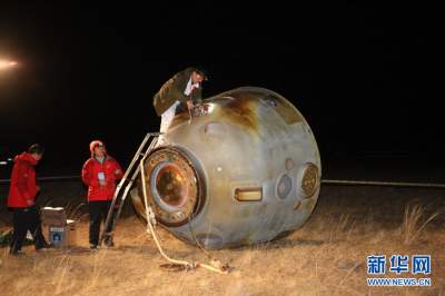 Shenzhou 8 strax efter landningen.