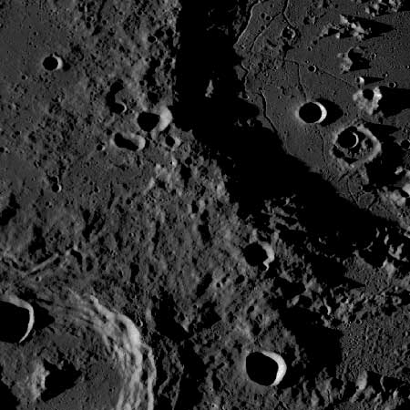 Krater p mnen fotograferad av LRO.
