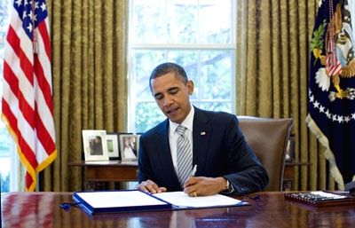 Obama skriver under.