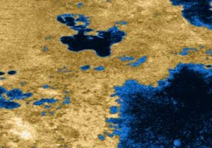 Denna färgradarbild visar tydligt metansjöarna som mörkare områden. Färgerna är som Cassinis radar ser det och behöver inte stämma överens med hur vi skulle uppfatta färgerna.