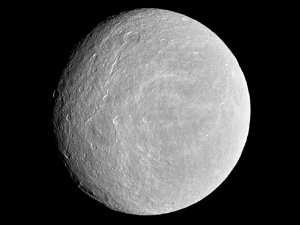 Månen Rhea fotograferad från Cassini.