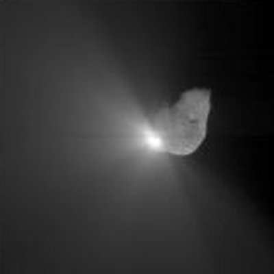 Komet Tempel 1 fotograferad nr Deep Impact kraschar p ytan.