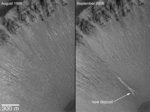 Dessa fotografier, tagna år 1999 respektive 2006 av MGS, visar ett av de områdena där ljusare avlagringar har trätt fram på ytan. 