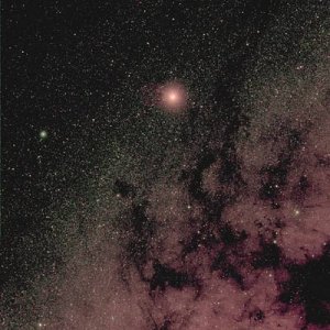 Detta fotografi av Mars och Vintergatan togs den 3 december f&ouml;rra &aring;ret. Den 25 februari kommer Rosetta ta hj&auml;lp av Mars f&ouml;r &ouml;ka sin hastighet.