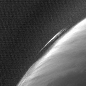 Detta fotografi av Mars och dess atmosfär är taget med OSIRIS på ett avstånd av 240 000 kilometer.