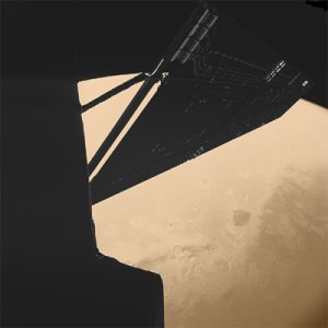 Detta fotografi av Mars med delar av Rosetta i f&ouml;rgrunden togs den 24 februari p&aring; ett avst&aring;nd av 240 000 kilometer.