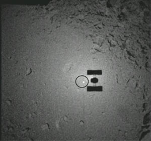 Uppförstoring av en tidigare bild som visar den fem grams kula (inringad) som Hayabusa släppte strax innan helgens landning.