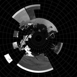 En p�b�rjad 360-gradersvy. Till v�nster i mitten syns robotarmen. 