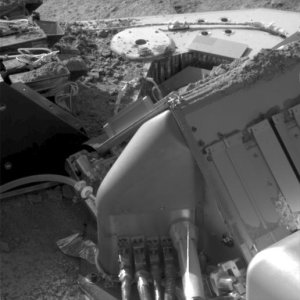 NASA glömde skicka med en dammsugare för Phoenix. Detta syns tydligt på rymdsondens däck en del av dess instrument