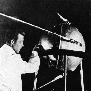 En rysk tekniker arbetar med Sputnik 1 ngra dagar innan uppskjutningen.