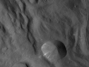Vesta fotograferad i slutet av september. Upplösningen är 65 meter per pixel. Norr är upp.