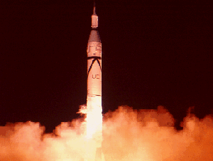 En Explorersatellit lyfter med hjlp av en Jupiter-C-raket.