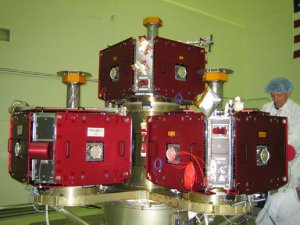 Här syns tre av satelliterna på den plattform som alla fem sitter på under uppskjutningen.