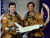 Besättningen ombord på STS-1. 