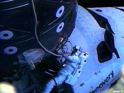 Dan Barry jobbar utanför Discovery på space ISS/Alpha.